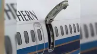 Seorang penumpang China Southern Airlines membuka pintu pesawat karena ingin mencari udara segar. (chinaaviationdaily)