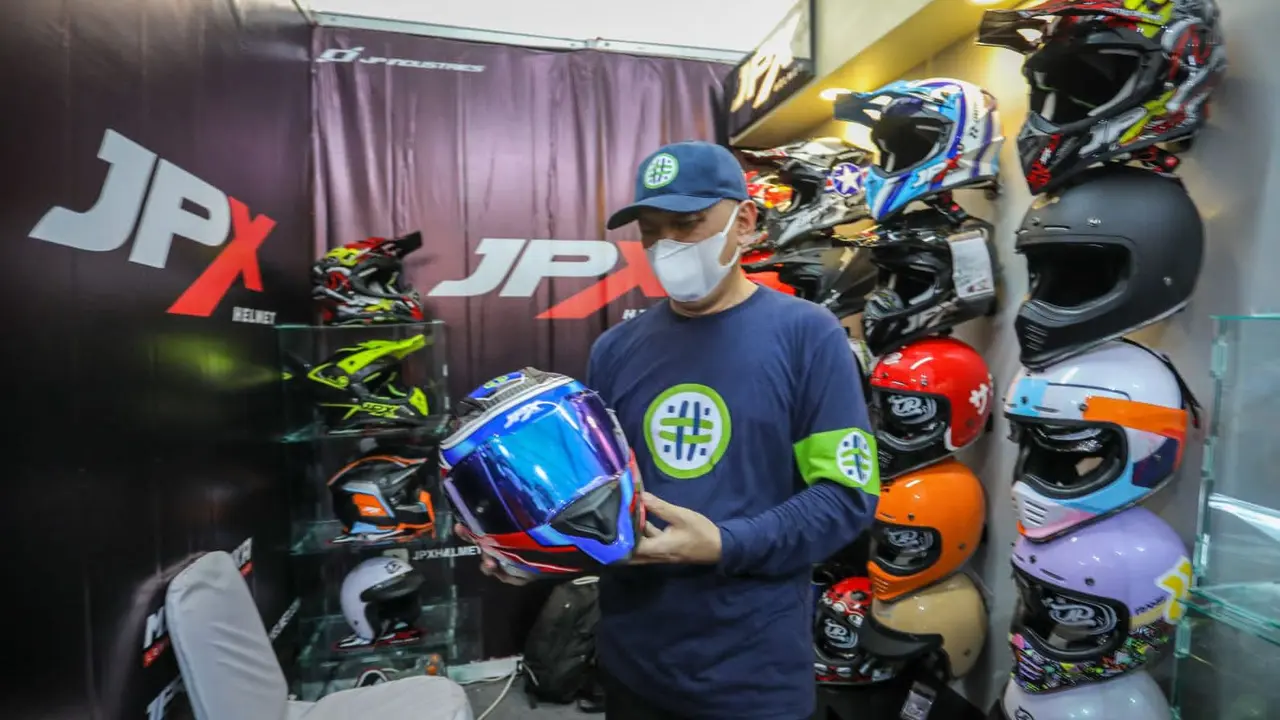 Menteri Koperasi dan UKM Teten Masduki  di Pameran Produk Unggulan UMKM Indonesia dan Festival Kuliner Mandalika di Pertamina Mandika International Street Circuit, Nusa Tenggara Barat, Jumat (18/3/2022). (Dok Kemenkop)