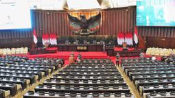 Suasana saat petugas mempersiapkan Gedung Nusantara jelang sidang tahunan MPR, sidang bersama DPR-DPD, dan sidang paripurna DPR di Kompleks Parlemen, Jakarta, Kamis (11/8/2022). Presiden Joko Widodo atau Jokowi direncanakan akan hadir dan menyampaikan pidato dalam ketiga sidang tersebut. (Liputan6.com/Angga Yuniar)