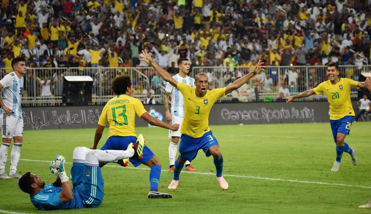 Bek Brasil, Miranda, melakukan selebrasi usai membobol gawang Argentina, pada laga persahabatan di Stadion King Abdullah, Jeddah, Selasa (16/10/2018). Brasil menang 1-0 atas Argentina. (AFP/STR)