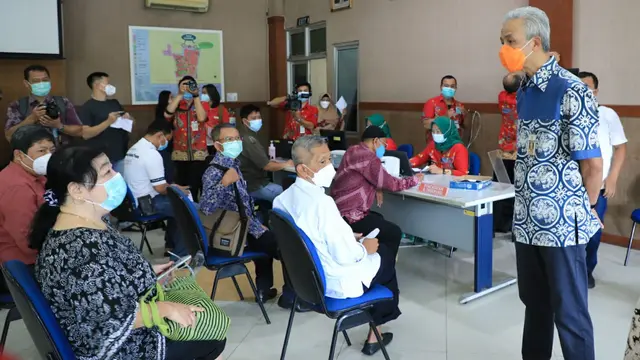Vaksinasi tahap ke dua bagi pelayan masyarakat dilakukan di RSUD Tugurejo. Gubernur melihat langung pemberian vaksin. (Foto: Liputan6.com/Felek Wahyu)