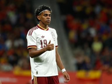 Laga uji coba antara Timnas Spanyol kontra Mesir di RCDE Stadium, Barcelona, Rabu (01/04/2026) dini hari WIB, tercoreng aksi oknum suporter yang tidak terpuji. Lamine Yamal, mengecam keras nyanyian rasis dan Islamofobia yang menggema dalam laga uji coba tersebut. (AP/Joan Monfort)