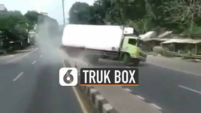 Video detik-detik truk box berjalan mundur karena tidak kuat menanjak viral di media sosial.