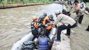 Petugas gabungan mengevakuasi korban dengan perahu karet saat simulasi penanganan banjir di Kalimalang, Cipinang Melayu, Rabu (17/11/2021). Simulasi digelar dalam rangka kesiapsiagaan petugas dalam penanganan korban banjir, terutama evakuasi warga yang terpapar Covid-19 (merdeka.com/Iqbal S Nugroho)