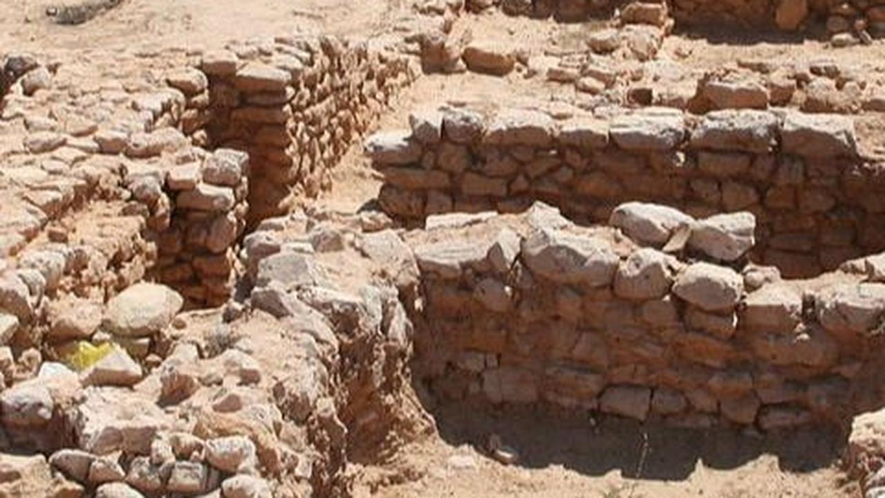 Situs ini berlokasi di Israel selatan, di simpang penting di mana para pedagang dari berbagai kebudayaan biasa bertemu dan bertukar barang dan sumber daya lainnya.

Di dalam makam ini ditemukan puluhan kerangka, kemungkinan kerangka para perempuan yang 