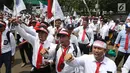 Serikat Pekerja Pertamina membentangkan spanduk dalam aksi damai di depan Istana, Jakarta, Selasa (19/2).  Dalam aksinya, mereka mengklaim bahwa harga avtur PT Pertamina (Persero) tidak berpengaruh pada mahalnya tiket pesawat. (Liputan6.com/Angga Yuniar)
