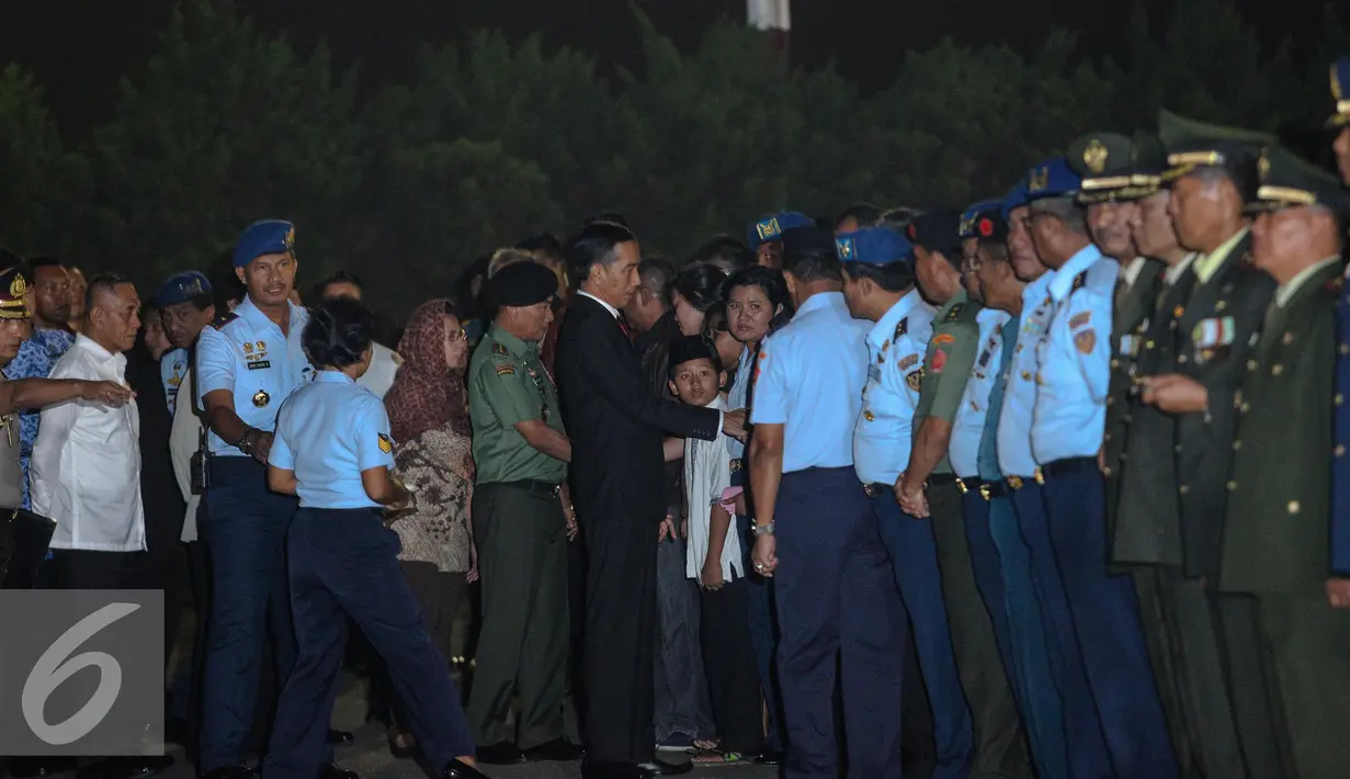 Presiden Jokowi mengucapkan bela sungkawa kepada keluarga korban jatuhnya pesawat Hercules C-130, Jakarta, Rabu (1/7/2015). Dalam pidatonya, Jokowi mengajak seluruh masyarakat Indonesia untuk mendoakan para korban. (Liputan6.com/Faizal Fanani)