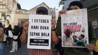 Aksi Solidaritas Tragedi Kanjuruhan 1 Oktober di kawasan Tugu Pal Putih Yogyakarta, Minggu (1/10/2023). (Bola.com/Ana Dewi)