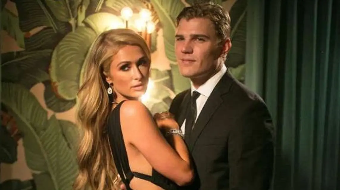 Paris Hilton dan Chris Zylka (E!)