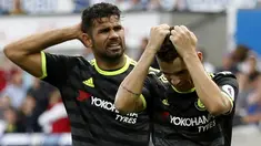 Pemain Chelsea, Diego Costa (kiri) dan Oscar terlihat kecewa dengan hasil seri 2-2 saat melawan Swansea City pada lanjutan Premier League di Liberty Stadium,(11/9/2016) WIB. (Action Images via Reuters/Carl Recine)