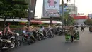 Suasana saat ratusan pelajar SMA digelandang usai konvoi pengumuman kelulusan UN di Bundaran Simpang Lima, Semarang, Jawa Tengah, Kamis (3/5). (Liputan6.com/Gholib)