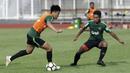 Pemain Timnas Indonesia U-23, Feby Eka Putra, menggiring bola saat internal game di Stadion Madya, Jakarta, Jumat(8/3). Latihan ini merupakan persiapan jelang kualifikasi Piala AFC U-23 di Vietnam. (Bola.com/Yoppy Renato)