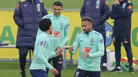 Pemain Timnas Brasil, Neymar dan Marquinhos tampak asyik bercanda saat sesi latihan di Turin, Italia. (AP/Luca Bruno)