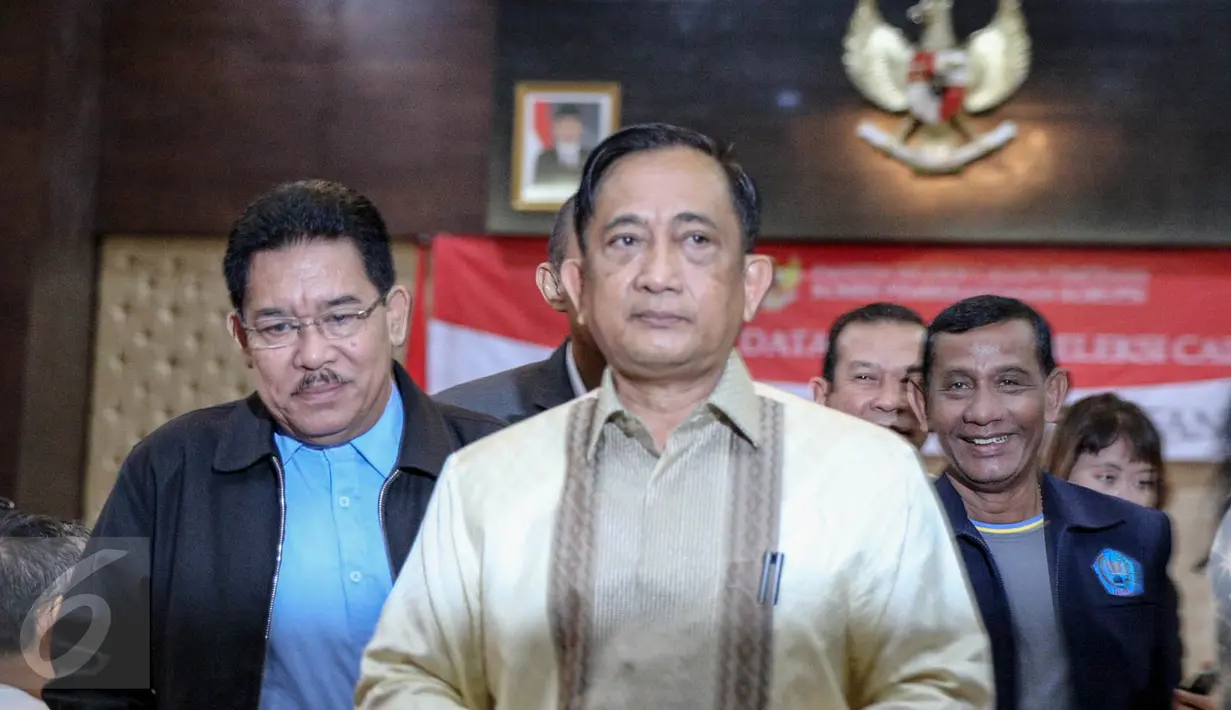 Calon pimpinan KPK, Mayjen TNI (Purn) Hendardji Soepandji berjalan keluar usai mengikuti wawancara tahap akhir di Gedung Sekretariat Negara, Jakarta, Selasa (25/8/2015). Hari ini, 7 orang capim menghadapi wawancara tahap akhir.(Liputan6.com/Faizal Fanani)