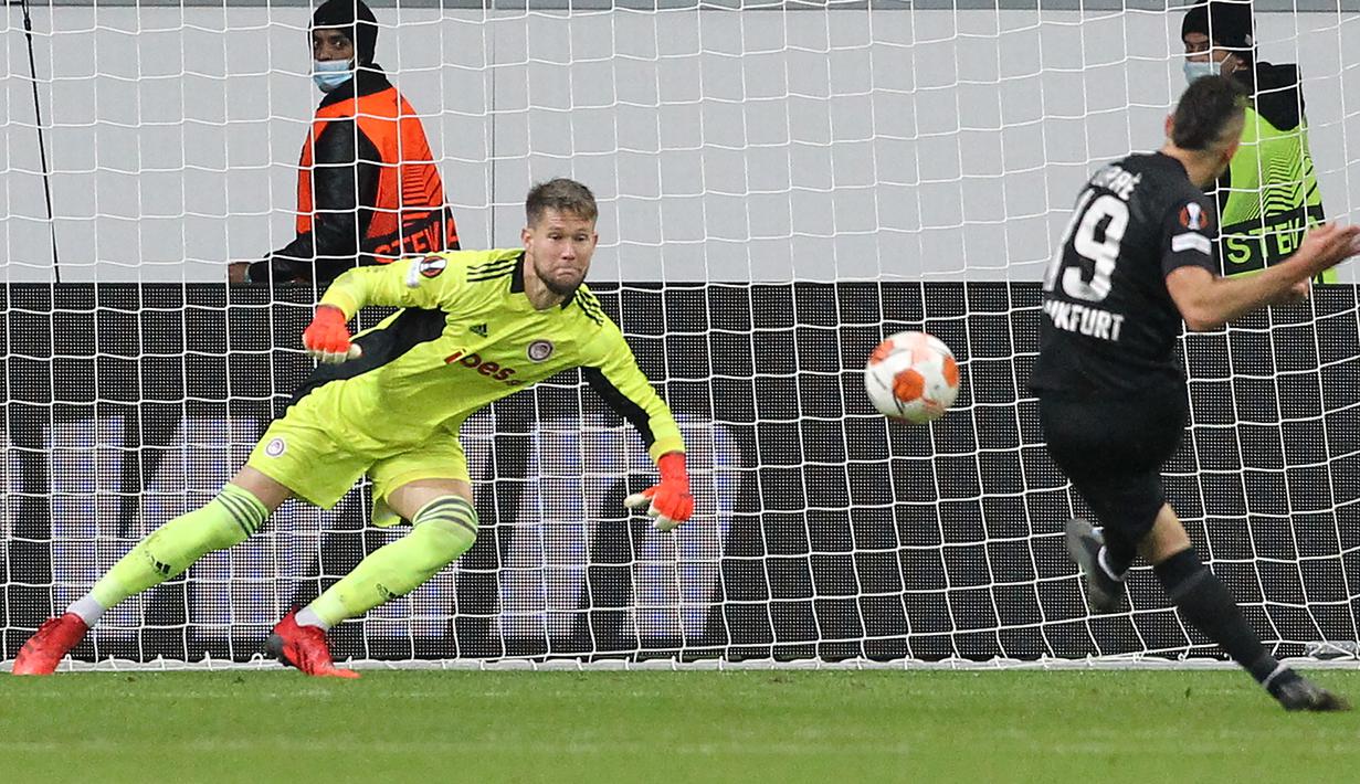 Tomas Vaclik. Kiper Republik Ceska berusia 32 tahun ini kini menjalani musim pertama bersama Olympiacos di Liga Yunani. Sebelumnya selama 10 musim Mulai 2011/2012 hingga 2020/2021 sempat memperkuat 3 klub besar, Sparta Praha, FC Basel dan terakhir bersama Sevilla di LaLiga. (AFP/Daniel Roland)