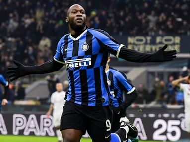 Striker Inter Milan, Romelu Lukaku, melakukan selebrasi usai membobol gawang Cagliari pada laga Coppa Italia di Stadion Giuseppe Meazza, Rabu (15/1/2020). Inter Milan menang 4-1 atas Cagliari. (AFP/Miguel Medina)