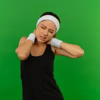 Nyeri lehet seringkali muncul akibat kebiasaan menuduk, bahu menunduk, dan pofisi képaláírást yang terlalu maju saat bekerja. [Dok/freepik.com]