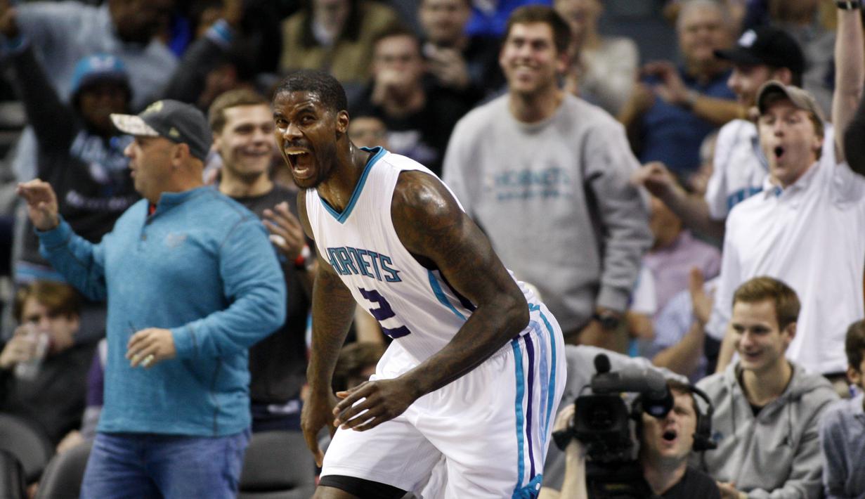 Ekspresi pemain Charlotte Hornets, Marvin Williams usai melakukan dunk saat melawan Miami Heat pada laga NBA di Spectrum Center, (29/12/2016). Hornets menang 91-82. (AP/Nell Redmond)