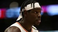 Pemain NBA Jrue Holiday memakai ikat kepala ala ninja (AP)