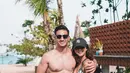 Nah ini dia foto yang bikin warganet heboh. Liat deh, mereka berdua cocok banget, bukan? Caption Instagramnya saja "Good morning, my sexy man 💋💋" lho. (Liputan6.com/Instagram/@nanamirdad_)