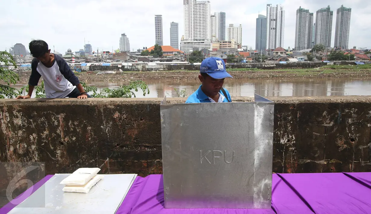 Warga berada di bilik suara saat melakukan pencoblosan Pilkada DKI 2017 di TPS 023 Petamburan, Jakarta, Rabu (15/2). Di kawasan itu, petugas melakukan jemput suara kepada warga lansia yang tidak sanggup berjalan menuju TPS (Liputan6.com/Immanuel Antonius)