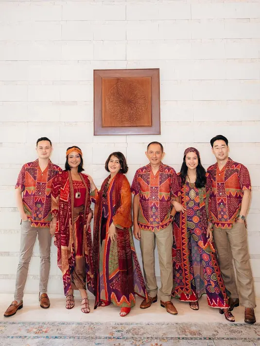 Gaya kece keluarga Maudy Ayunda tampil kompak pakai baju sarimbit rancangan Ghea Panggabean. [@maudyayunda]