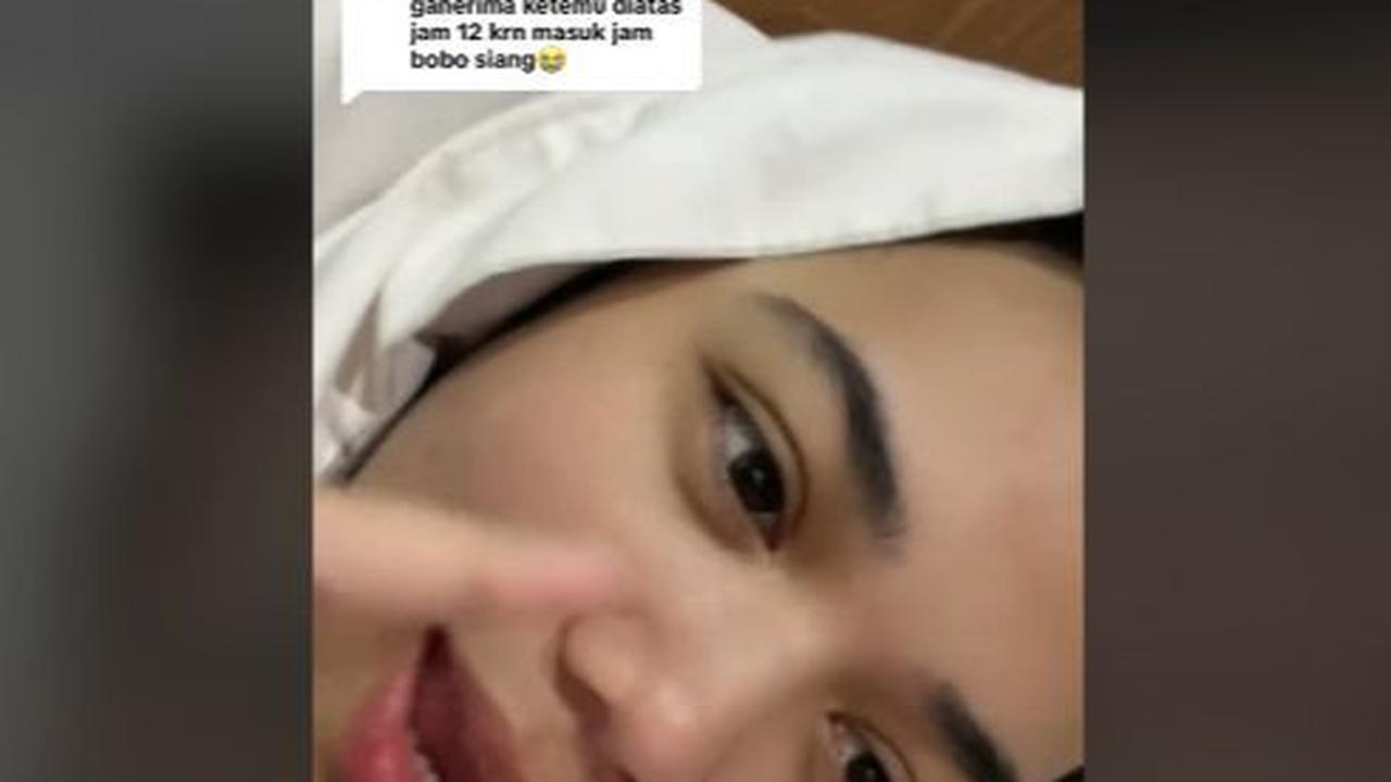 "Demi Allah baru ngecek juga terus dia bilang kaya gini," kata wanita ini tertawa melihat tingkah laku sang kakak.