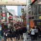 Jalan Takeshita atau Takashita-Dori yang menjadi pusat toko atau semacam butik dan distro khas Jepang alias menjual baju-baju "Harajuku Style". Banyak pula toko jaket loak dan aksesori unik. (Nila Chrisna).
