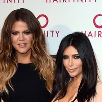 Khloe Kardashian merasa sangat terpukul karena diselingkuhi oleh Tristan Thompson. Keluarga Khloe pun ingin ia memutuskan Tristan. (In Touch Weekly)