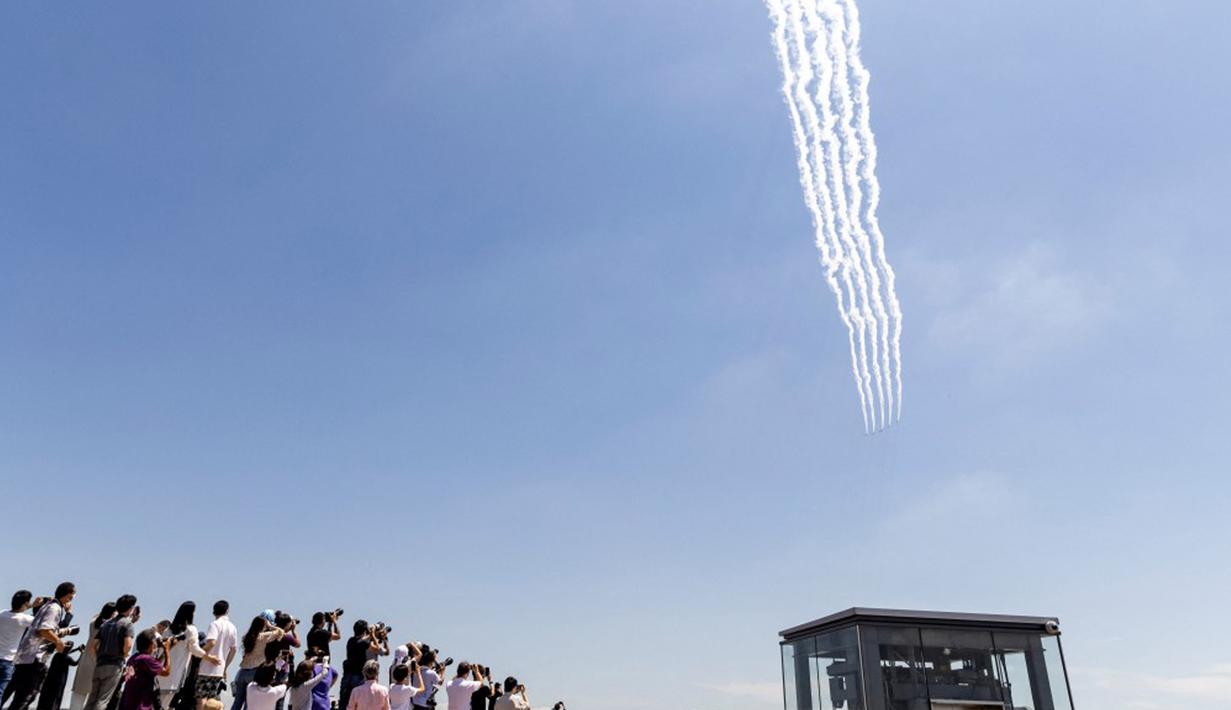 FOTO: Latihan Tim Aerobatik Jepang Jelang Pembukaan ...
