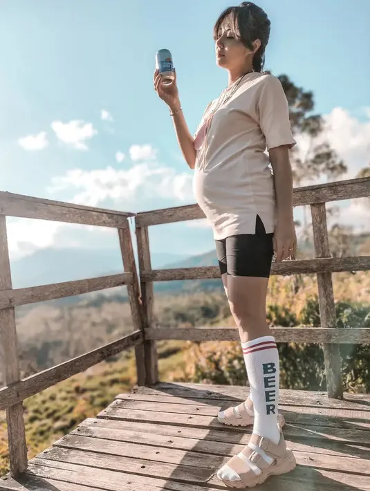 <p>Baby bump kehamilan kakak dari Gilbert Marciano ini telah terlihat di beberapa unggahan akun Instagram pribadinya. (Instagram/marissajeffryna)</p>