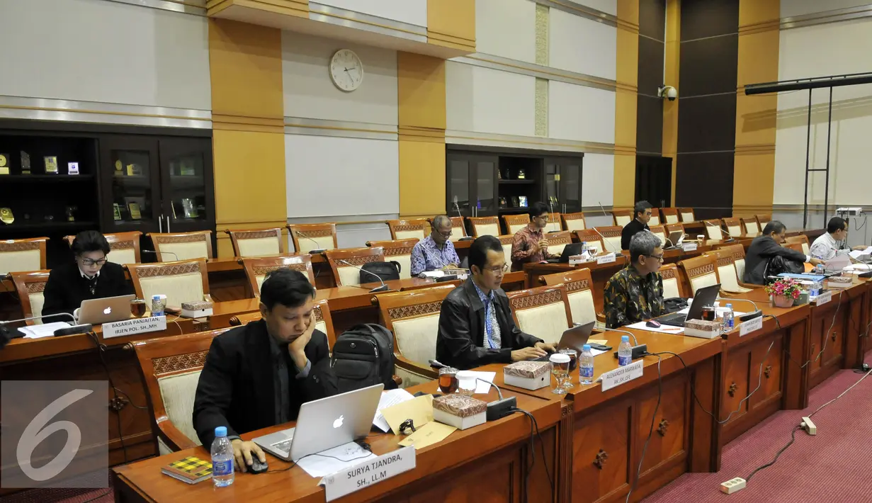 Suasana Uji Makalah Calon Pimpinan KPK di Komisi III DPR, Kompleks Parlemen Senayan, Jakarta, Jumat (4/12). Uji makalah diikuti sembilan dari sepuluh calon pimpinan KPK, sementara satu calon lainnya Busyro Muqodas tidak hadir. (Liputan6.com/Johan Tallo)