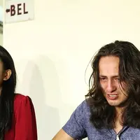Kedatangan Dylan Carr dan Hana Saraswati ke panti guna memberikan bantuan. Dalam rangka satu tahun sinetron Anak Langit yang tayang di SCTV dan telah mencapai satu tahun. (Bambang E Ros/Bintang.com)