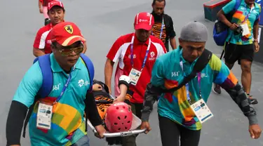 Tim medis mengevakuasi skateboarder Malaysia Christina Grace Lai yang cedera saat melakukan pemanasan jelang final taman putri Asian Games 2018 di arena roller sport Jakabaring, Palembang, Rabu (29/8). (ANTARA FOTO/INASGOC/M N Kanwa)