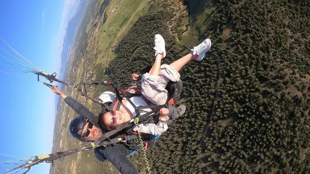 Prilly Latuconsina main paralayangan di Turki.