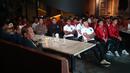 Suasana nonton bareng pengundian babak penyisihan grup Piala Dunia U-17 2023, yang dihadiri oleh pelatih dan pemain Timnas Indonesia U-17 serta petinggi PSSI di salah satu restoran bilangan Jakarta Pusat, Jumat (15/9/2023) malam WIB. (Bola.com/Abdul Aziz)