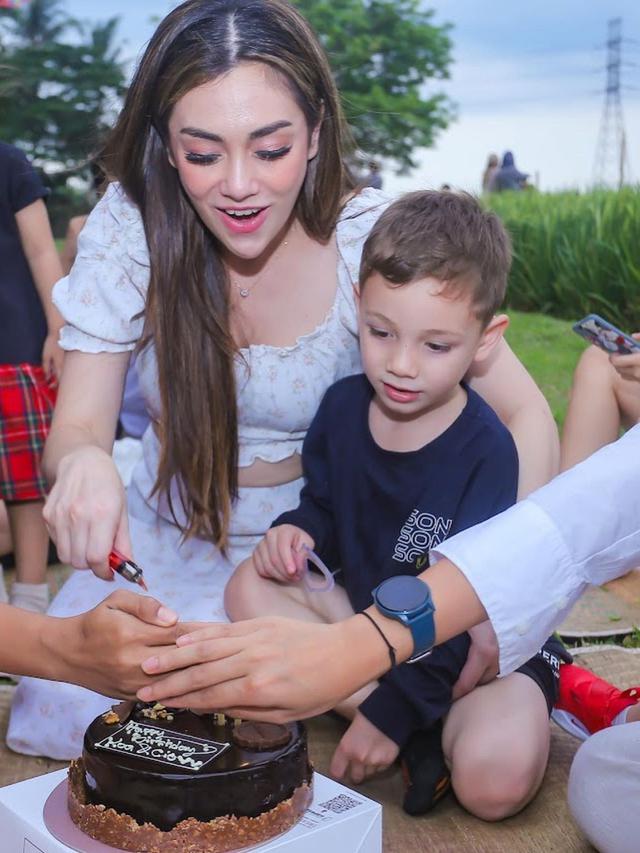7 Potret Celine Evangelista Rayakan Ulang Tahun Anak, Seru di Pinggir Sawah