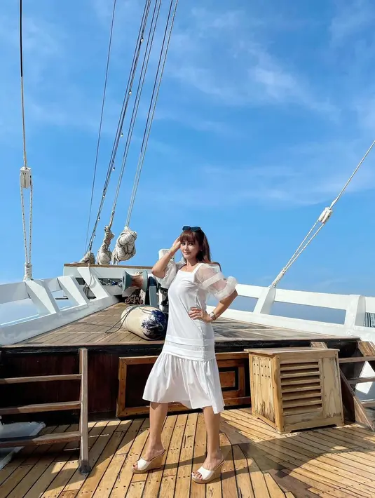 <p>Di usianya yang telah menginjak kepala empat, Anita Hara yang sukses mencuri perhatian sejak berperan sebagai Gadis dalam sitkom 'Suami Suami Takut Istri' terlihat semakin muda dan seksi. (FOTO: instagram.com/anita.hara/)</p>