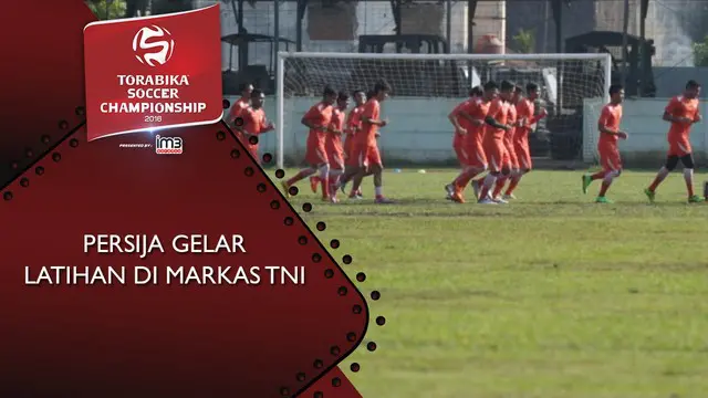 Persija Jakarta melakukan latihan pagi di Lapangan Yon Zikon 14, Srengseng Sawah, Jakarta Selatan, Selasa (10/5/2016).