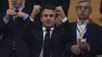 Presiden Prancis, Emmanuel Macron saat menonton laga semifinal Piala Dunia 2022 antara Prancis melawan Maroko di Al Bayt Stadium, Qatar, Rabu (14/12/2022) waktu setempat. (AP Photo/Manu Fernandez)