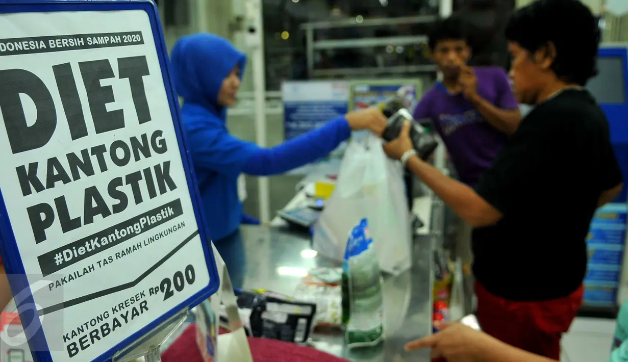 Konsumen membawa barang yang telah dibeli menggunakan kantong plastik di salah satu mini market di Pasar Baru, Jakarta, Senin (22/2). Peraturan ini serentak di 17 kota Indonesia dengan pembayaran Rp200 per kantong plastik. (Liputan6.com/Gempur M Surya)