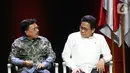 Menteri Desa Abdul Halim Iskandar berbincang dengan Menkominfo Johnny G Platesaat diskusi panel IV Rakornas Indonesia Maju antara Pemerintah Pusat dan Forum Koordinasi Pimpinan Daerah (Forkopimda) di Bogor, Rabu (13/11/2019). Panel IV membahas pembangunan Infrastuktur. (Liputan6.com/Herman Zakharia)