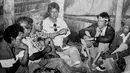 Rodrigo Duterte (kedua kanan) yang menjabat sebagai Wakil Wali Kota bersama Wali Kota Zafiro Respicio (keempat kiri) berbincang dengan warga suku Bagobo dalam penyelesaian perang antarsuku di pedalaman Davao pada 1987. (REUTERS/Renato Lumawag)