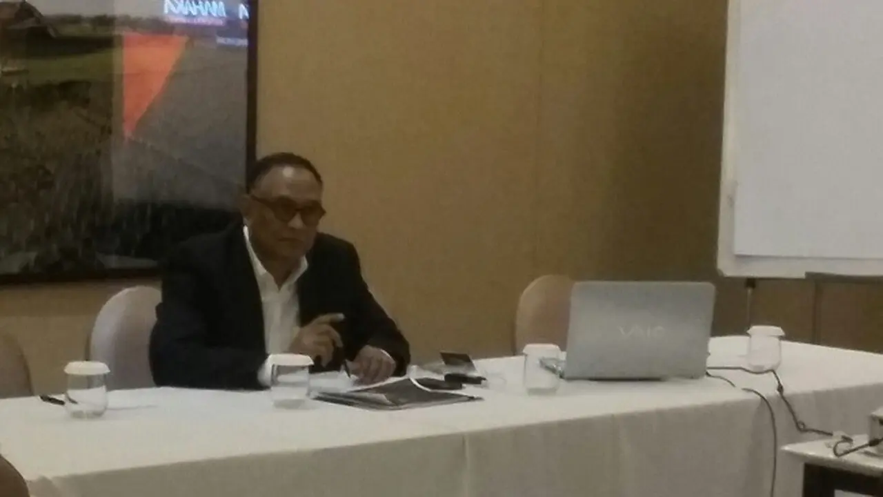 Hasani Abdul Gani dalam Pertemuan antara Mahaka Sports and Entertainment dan perwakilan klub-klub di Hotel Century, Senin (7/7/2015). (Bola.com//Sisbrianto.Guntar)