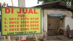 Spanduk berisi informasi penjualan terpasang di bekas bangunan rumah makan yang berada di Jalur Pantura, Jawa Barat, Sabtu (8/6/2019). Banyak rumah makan yang bangkrut sejak pemudik lebih memilih melalui Jalan Tol Cipali yang merupakan bagian dari Tol Trans Jawa. (Liputan6.com/Immanuel Antonius)