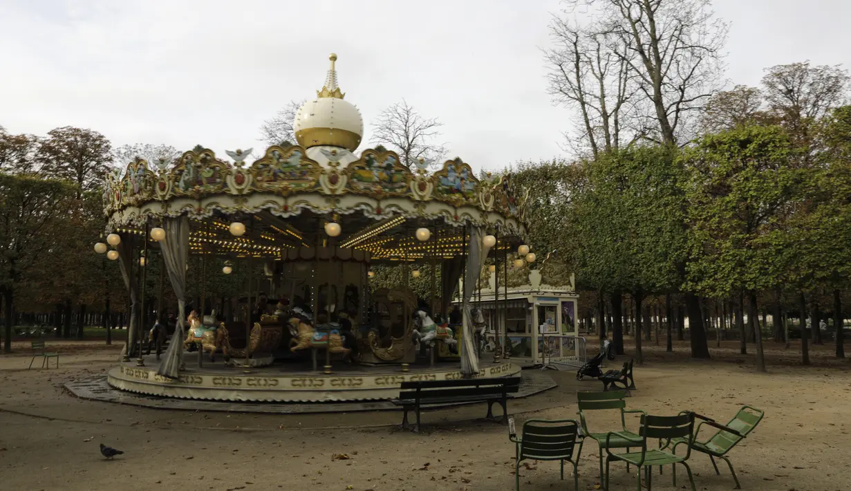 Tempat bermain yang kosong di taman Tuileries yang kosong di Paris (14/10/2020). Laporan media Prancis mengatakan Macron juga akan meningkatkan upaya di media sosial untuk mendesak perlunya perlindungan virus di kalangan anak muda. (AP Photo/Lewis Joly)