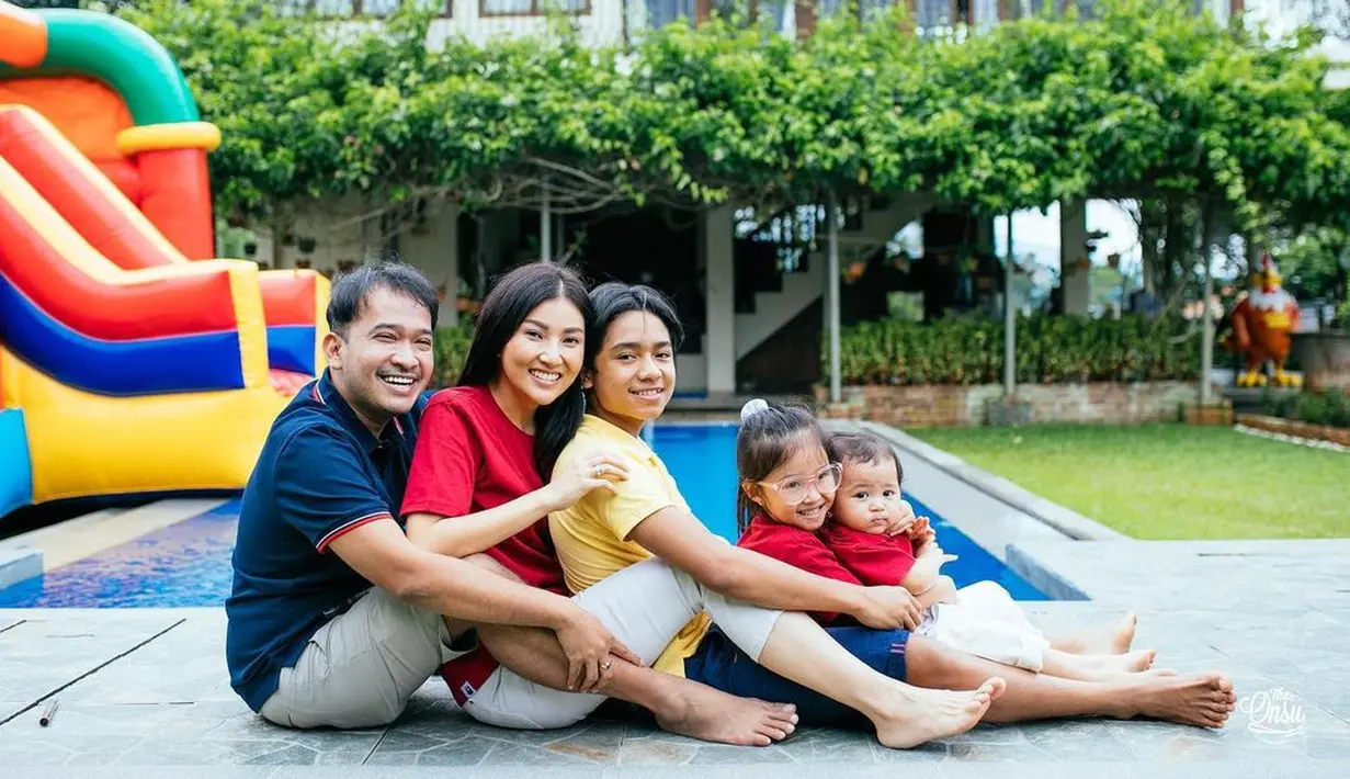 "Pastinya harus merayakan tetap dengan khidmat. Ya mudah-mudahan jadi lebih baik lagi, kita semua diberikan kesehatan dan banyak rezeki. Kan kalau kita nggak sehat nggak kerja ya. Jadi gitu aja sih yang saya mau," jelasnya. (Instagram/ruben_onsu)