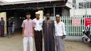 Dedi Gusmawan berfoto bersama rekan setimnya asal Ghana, Abubakar, dan dua orang pemain asli Myanmar seusai menjalankan sholat Ied di sebuah masjid di kota Taunggyi, Myanmar. (dok. pribadi)