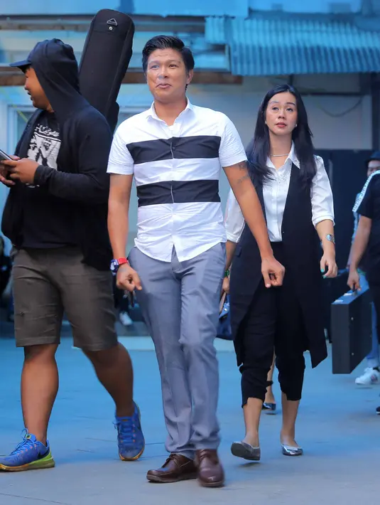 Usai menjadi bintang tamu program Rumpi No Secret, Andhika terlihat berjalan dengan seorang perempuan. Belum bisa dipastikan, bahwa perempuan itu apakah yang disebut-sebut selingkuhan musisi tersebut. (Nurwahyunan/Bintang.com)