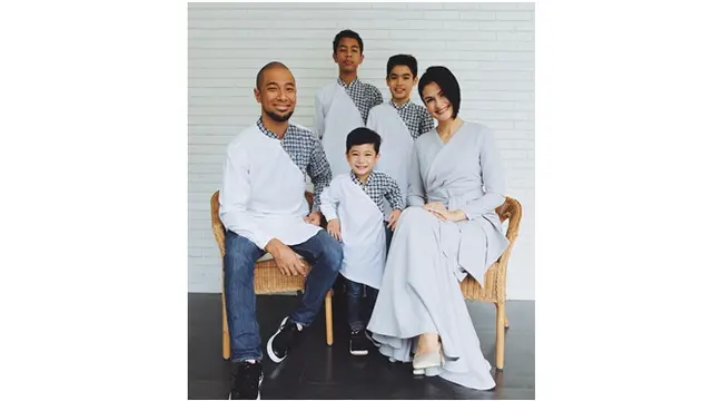 Potret keluarga kecil Marcel Siahaan, kompak mengenakan baju senada.